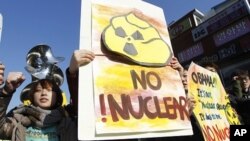 Students protest outside Hankuk University of Foreign Studies, where U.S. President Barack Obama delivered a speech, in Seoul, March 26, 2012. 