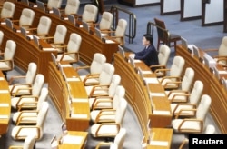 7일 한국 국회의사당에서 진행된 윤석열 한국 대통령 탄핵소추안 투표 중 집권여당인 국민의힘 안철수 의원이 홀로 자리에 착석해 있다.