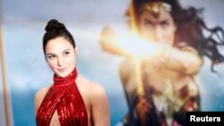 Gal Gadot posa en la premiere de "Wonder Woman", en Los Angeles, California, el 25 de mayo de 2017.