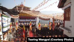 达赖喇嘛在达旺寺对不丹信众讲话。