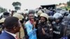 Le candidat présidentiel ougandais Robert Kyagulanyi, également connu sous le nom de Bobi Wine, est conduit dans un véhicule par la police anti-émeute dans le district de Luuka, dans l'est de l'Ouganda, le 18 novembre 2020.