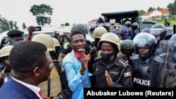 Le candidat présidentiel ougandais Robert Kyagulanyi, également connu sous le nom de Bobi Wine, est conduit dans un véhicule par la police anti-émeute dans le district de Luuka, dans l'est de l'Ouganda, le 18 novembre 2020.