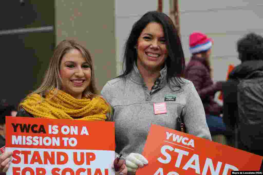 YWCA contra o racismo na Marcha da Mulher de 21 de Janeiro em Washington DC