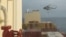 Na ovoj fotografiji snimljenoj sa video snimka, iranski komandos se spušta iz helikoptera u napadu na MSC Aries u Hormuskom moreuzu 13. aprila 2024.