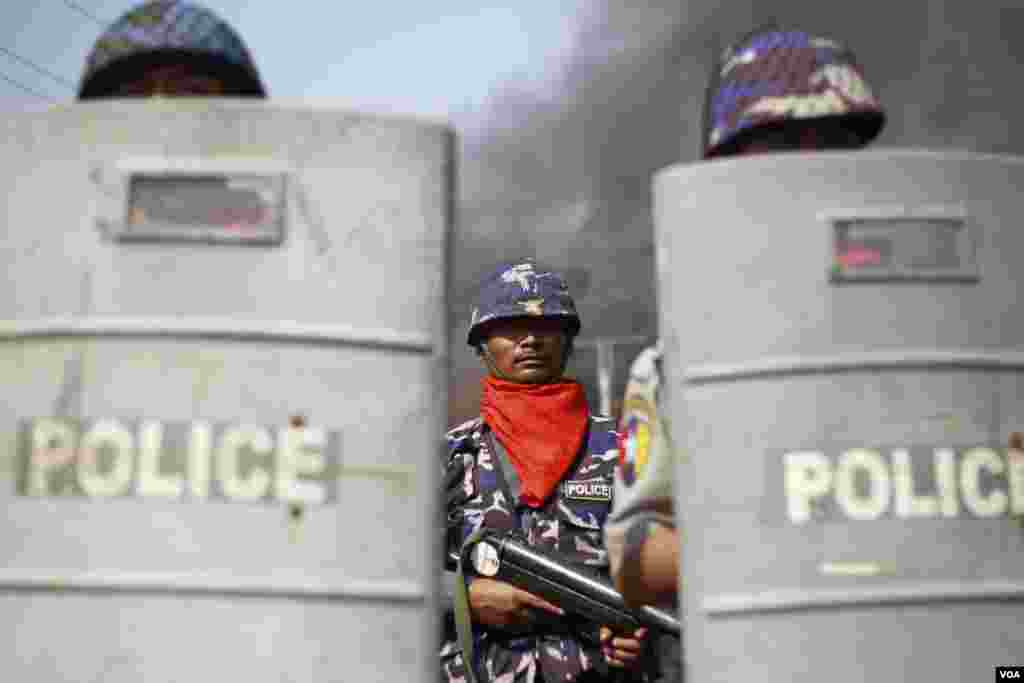 Policemen are deployed to provide security amid riots in Meikhtila March 22, 2013.&nbsp;