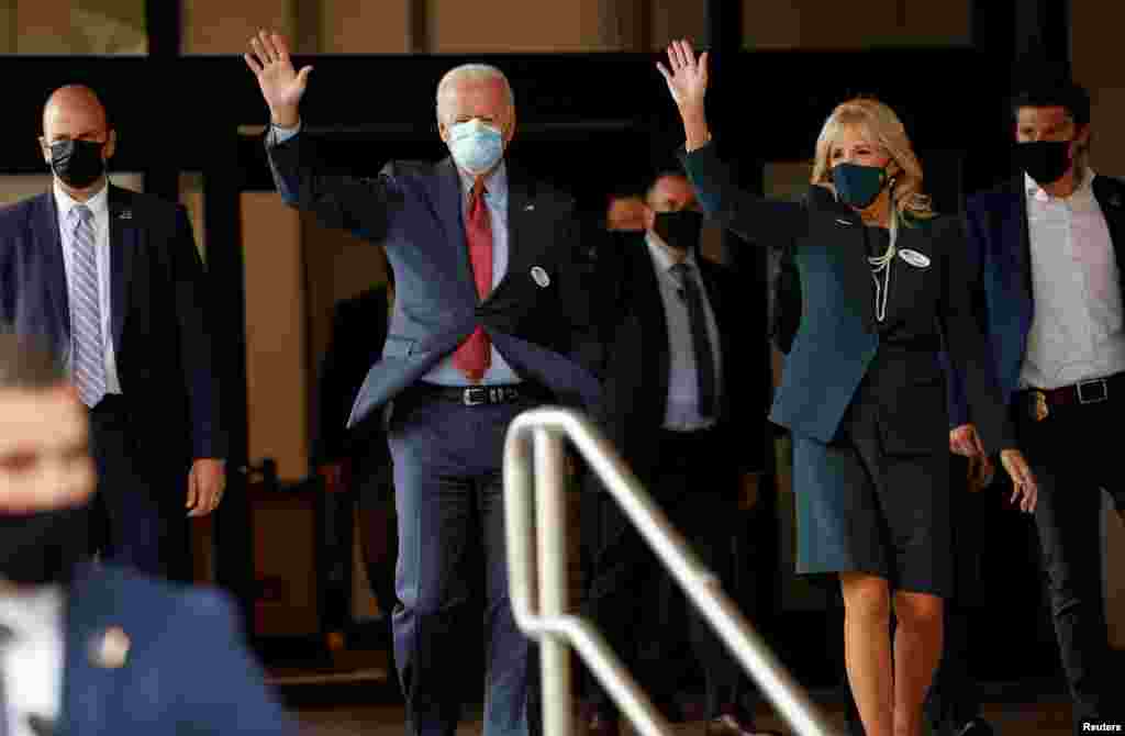 El exvicepresidente Joe Biden, junto a su esposa Jill Biden ejercen el voto temprano en Wilmington, Delaware.