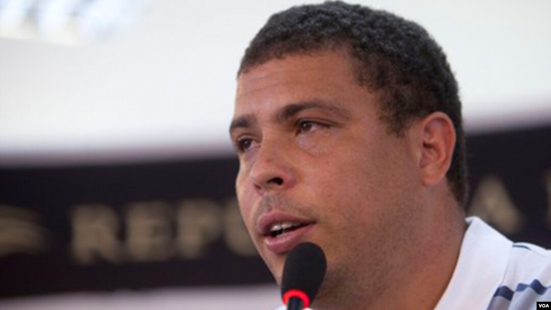 Ronaldo mengumumkan pensiun pada konferensi pers di Sao Paulo, Brazil, hari Senin (14/2).