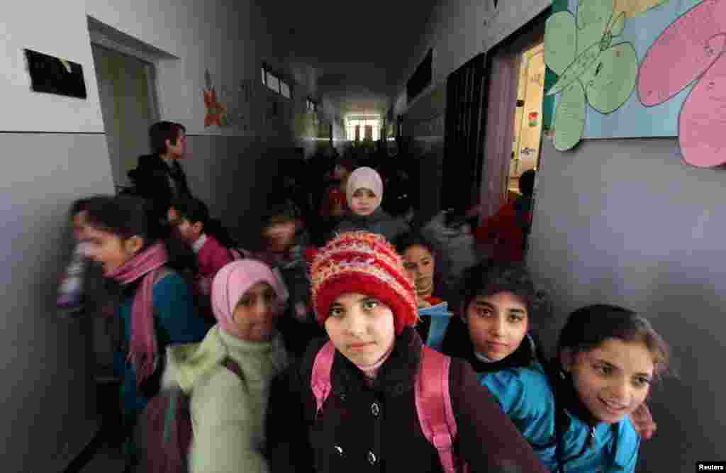 Anak-anak di Pusat Pendidikan Oumar Al-Ard Al-Taalimi di Aleppo (17/3). Sekolah untuk anak-anak tersebut didirikan dan diawasi oleh sekelompok aktivis muda. (Reuters/Giath Taha)