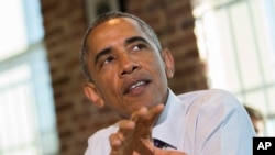 美国总统奥巴马在巴尔的摩的一家咖啡馆与民众见面，谈论他提出的增加职工带薪病假的法案。(2015年1月15日)
