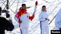 Quân nhân Trung Quốc Qi Fabao tham gia rước đuốc Thế vận hội Mùa đông Bắc Kinh hôm 2/2.