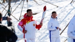 中国人民解放军边防某团团长祁发宝在北京参与传递奥运圣火。（2022年2月2日）