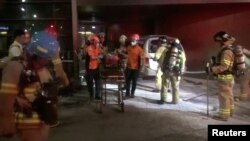 서울 종로구 일본대사관 앞에서 차량을 주차한 후 방화한 남성이 19일 들 것에 실려가고 있다. 