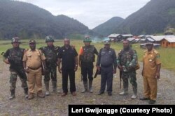 Leri Gwijangge dan rombongan DPRD Nduga bertemu aparat TNI di Mapenduma, Kabupaten Nduga, Provinsi Papua, Desember 2018. (Courtesy Photo:Leri Gwijangge)