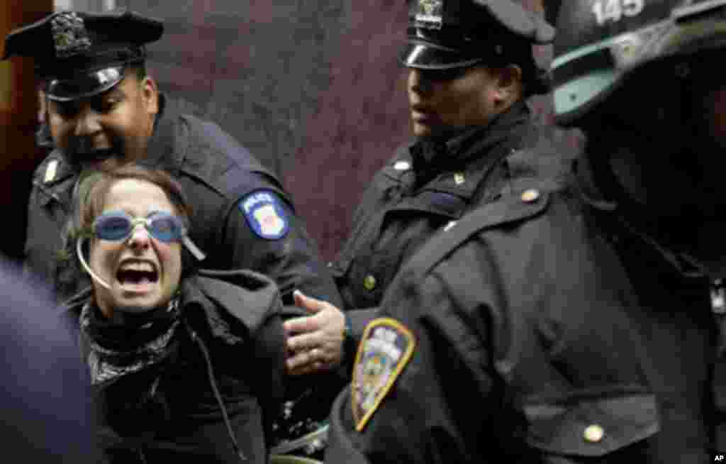 Уапсена демонстрантка од „Окупирај го Вол Стрит. (AP Photo/Seth Wenig)