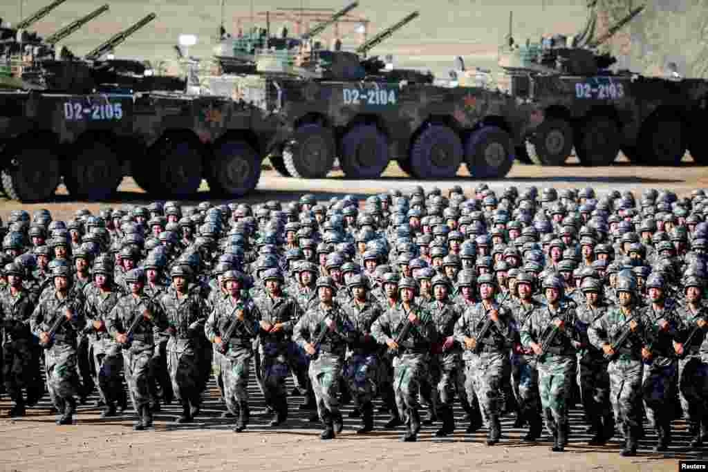 中国解放军军人和战车在内蒙古朱日和训练基地准备参加阅兵，庆祝解放军建军90周年。（2017年7月30日）