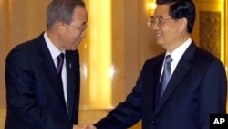 UN Secretary-General Ban Ki-moon (l.) meets with China's President Hu Jintao in Beijing on Nov. 1.