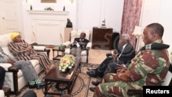 津巴布韦总统穆加贝(中)与津巴布韦国防军司令康斯坦丁诺·奇文加将军，以及南非国防部长诺西维维·恩夸库拉女士等人会谈 (2017年11月16日)
