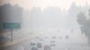 Mobil melaju di sepanjang Highway 50 di tengah kepungan asap tebal akibat kebakaran hutan "Caldor Fire" di Sacramento, California, 28 Agustus 2021. (REUTERS/Fred Greaves)