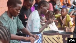 Women in South Sudan are learning to make handcrafts that they can sell at local markets to earn an income. (D. Silva/VOA)