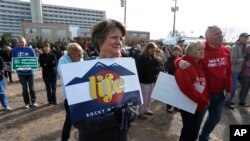 Des participants à une manifestation anti-avortement devant une clinique du "Planned Parenthood" à Denver, Colorado, le 11 février 2017.