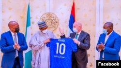 Buhari da Infantino rike da jesi mai lambar 10 da sunan Buhari (Facebook/Femi Adesina)