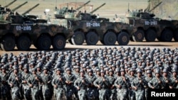 Tentara Pembebasan Rakyat China atau People's Liberation Army (PLA) bersiap untuk parade militer untuk memperingati peringatan 90 tahun berdirinya angkatan tersebut di pusat latihan militer Zhurihe di Wilayah Otonomi Inner Mongolia, China, 30 Juli, 2017. 