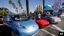 نیسان ، ٹیسلا اور ٹویاٹا کی الیکٹرک گاڑیاں لاس اینجلس کے ایک شو روم میں کھڑی ہیں (فائل فوٹو: اے پی)