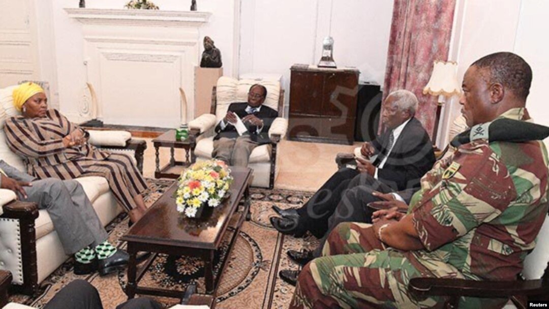 President Robert Mugabe, center, in a meeting with the ZDF Commander General Constantino Chiwenga, South African Minister of Defense Nosiviwe Mapisa-Nqakula (in yellow head wear), Zimbabwe Defense Minister Dr Sydney Sekeramayi and Zimbabwe State Security Minister Cde Kembo Mohadi at State House in Harare, Zimbabwe, Nov. 16, 2017. 