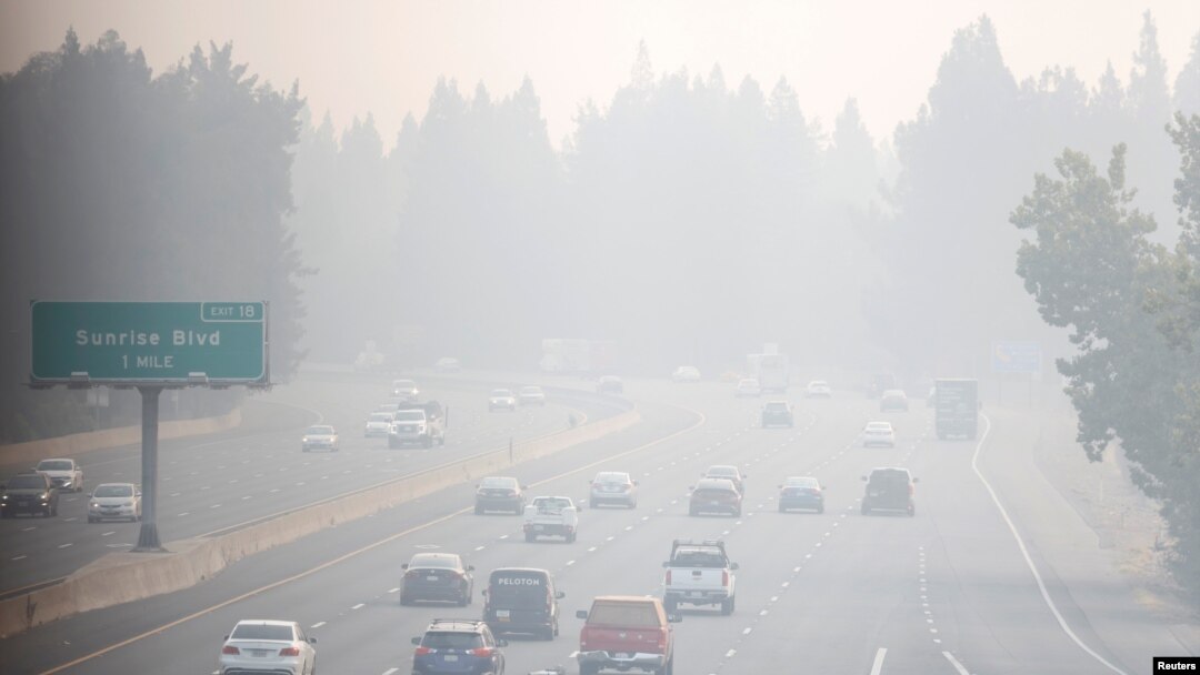 Mobil melaju di sepanjang Highway 50 di tengah kepungan asap tebal akibat kebakaran hutan "Caldor Fire" di Sacramento, California, 28 Agustus 2021. (REUTERS/Fred Greaves)