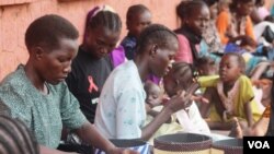 Wanawake Sudan Kusini wajifunza kutengeneza vinyago vya kuuza sokoni.