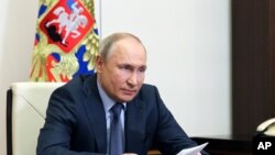 El presidente ruso Vladimir Putin asiste a una reunión vía videoconferencia en una residencia en las afueras de Moscú, Rusia, el martes 8 de junio de 2021.