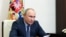 El presidente ruso Vladimir Putin asiste a una reunión vía videoconferencia en una residencia en las afueras de Moscú, Rusia, el martes 8 de junio de 2021.