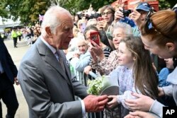 Raja Inggris Charles III bertemu dengan anggota masyarakat setempat di luar Balai Kota Southport, di Southport, Inggris, Selasa 20 Agustus 2024, setelah serangan pada 29 Juli di sebuah pesta dansa anak-anak. (Paul Ellis/Pool via AP)