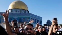 Warga Palestina bergembira setelah komplek Masjid Al-Aqsa di Yerusalem kembali dibuka oleh pihak berwenang Israel 27 Juli tahun 2018 (foto: dok). 