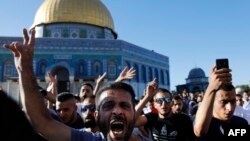 ຊາວປາແລັສໄຕນ໌ ຮ້ອງໂຮ ຄຳຂວັນ ຢູ່ຕໍ່ໜ້າ Dome of the Rock ຢູ່ໃນພື້ນທີ່ຂອງ ວັດ ອາລ-ອັກຊາ (al-Aqsa mosque)ໃນເມືອງເກົ່າແກ່ ຂອງນະຄອນ ເຈຣູຊາແລັມ ຫຼັງຈາກທີ່ສະຖານທີ່ນີ້ ໄດ້ເປີດຄືນອີກ, ວັນທີ 27 ກໍລະກົດ 2018.