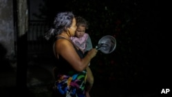 Residentes protestan durante un apagón golpeando cacerolas y sartenes en La Habana, el Cuba, el domingo 20 de octubre de 2024.