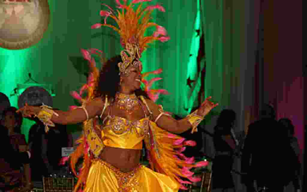 Con ritmos brasileros un grupo de bailarinas fue el entretenimiento de la velada.