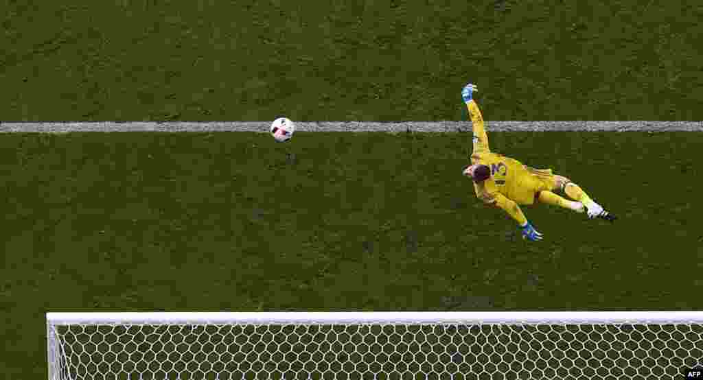 Spain&#39;s goalkeeper David De Gea jumps for the ball during the Euro 2016 round of 16 football match between Italy and Spain at the Stade de France stadium in Saint-Denis, near Paris, France.