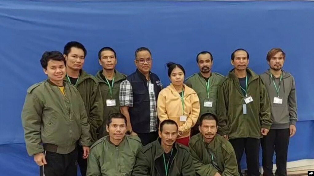 在泰国外交部提供的这张照片中，2023年11月24日星期五，10名被释放的泰国人质和一名军官(左四)在合影。（美联社）(photo:VOA)