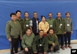 Trong bức ảnh do Bộ Ngoại giao Thái Lan cung cấp, 10 con tin Thái Lan được trả tự do và một viên chức (thứ tư từ trái sang) chụp ảnh tại Trung tâm Y tế Shamir ở Israel vào Thứ Sáu, ngày 24 tháng 11 năm 2023.
