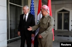 U.S. Defense Secretary Jim Mattis (L) meets with Iraq's Kurdistan region President Massoud Barzani in Irbil, Iraq, Aug. 22, 2017.