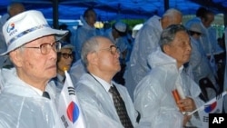 Elderly South Koreans at rally marking 100th anniversary of annexation of Korea by Japan, at Pagoda Peace Park, Seoul, 29 Aug. 2010