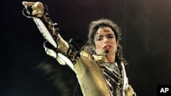 U.S. popstar Michael Jackson performing during a concert in Vienna (file photo)