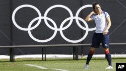 Pemain Sepakbola Putri Inggris, Claire Rafferty, sedang melakukan pemanasan saat berlatih di Cardiff, Wales (22/7). Serangkaian pertandingan sepakbola putri akan mengawali kompetisi pesta olahraga akbar sedunia, Rabu (25/7).