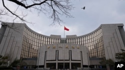 Nacionalna zastava se vijori ispred kineske centralne banke u Pekingu, 20. januara 2022. Agencija za rejting Moody's smanjila je izglede o kreditnom rejtingu kineske vlade na negativnu sa stabilnog, 5. decembra 2023. godine.