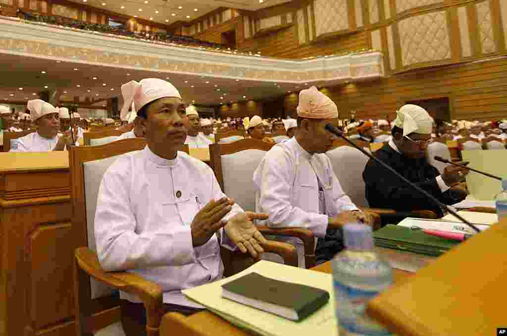 Shwe Man (L), parliamentary speaker of the lower house, and other members of parliament applaud upon United Nations Secretary-General Ban Ki-moon's arrival at parliament. (Reuters)