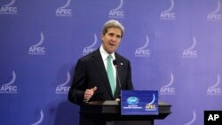 Menlu AS John Kerry saat memberikan keterangan dalam konferensi pers dalam KTT APEC di Bali (5/10).