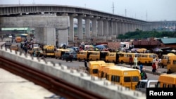 Pembangunan jalan kereta api di sebuah distrik di kota Lagos, Nigeria (foto: dok). Nigeria mengatakan ekonominya telah mencapai 490 milyar dolar, yang terbesar di Afrika. 