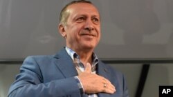 Presiden Turki Recep Tayyip Erdogan memberikan pidato di Istanbul, Sabtu (16/7) pasca kudeta yang gagal. 