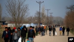 Migrants walk in Edirne at the Turkish-Greek border, March 9, 2020. 